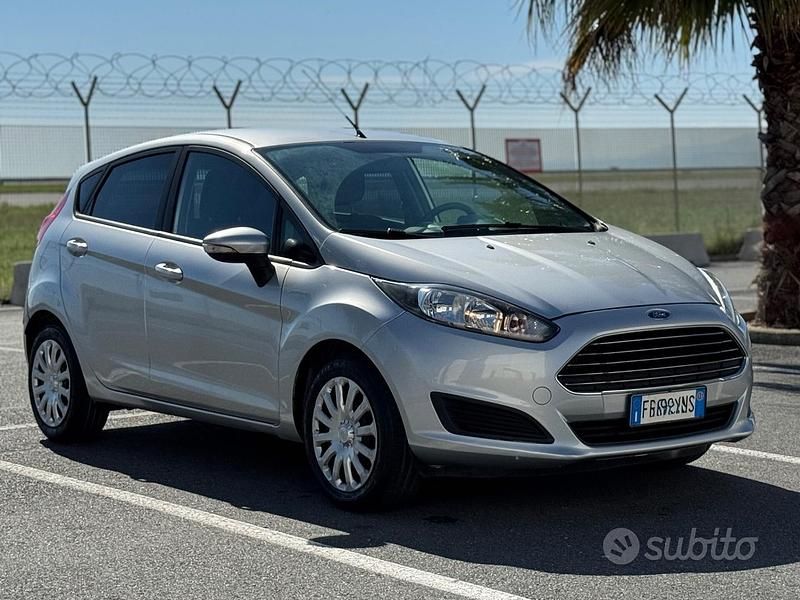 Usata Ford Fiesta 95 CV (69 kW) 2015 Grigio Berlina