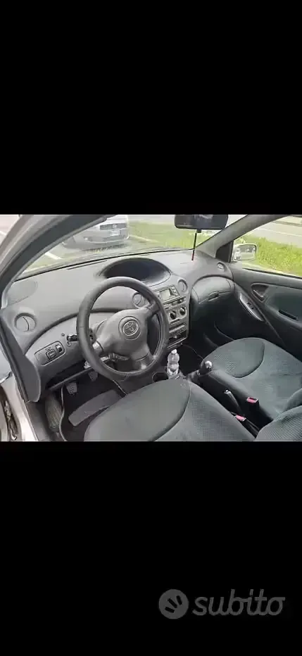 Usata Toyota Yaris 65 CV (47 kW) 2005 Grigio Utilitaria