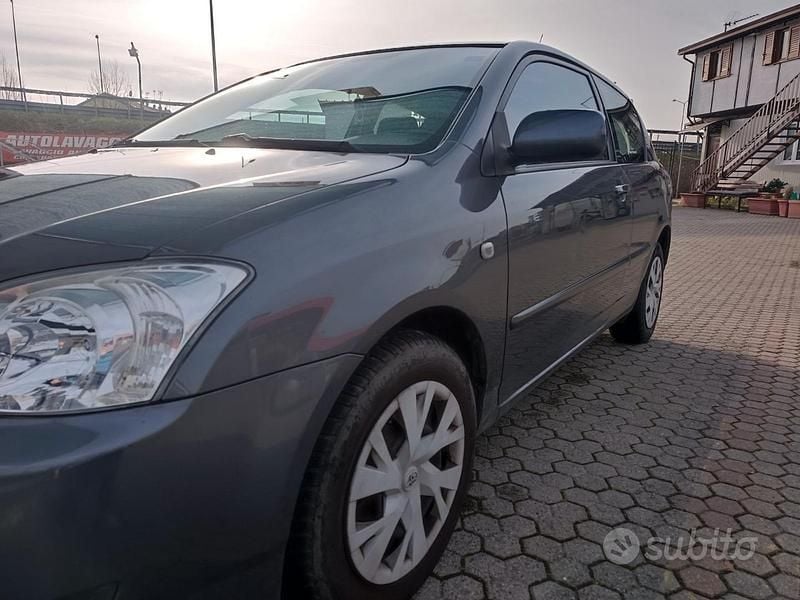 Usata Toyota Corolla 90 CV (66 kW) 2006 Grigio Berlina