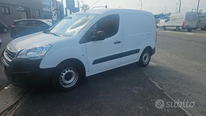 Gebraucht Peugeot Partner Comfort 99 PS (72 kW) 2016 Weiß