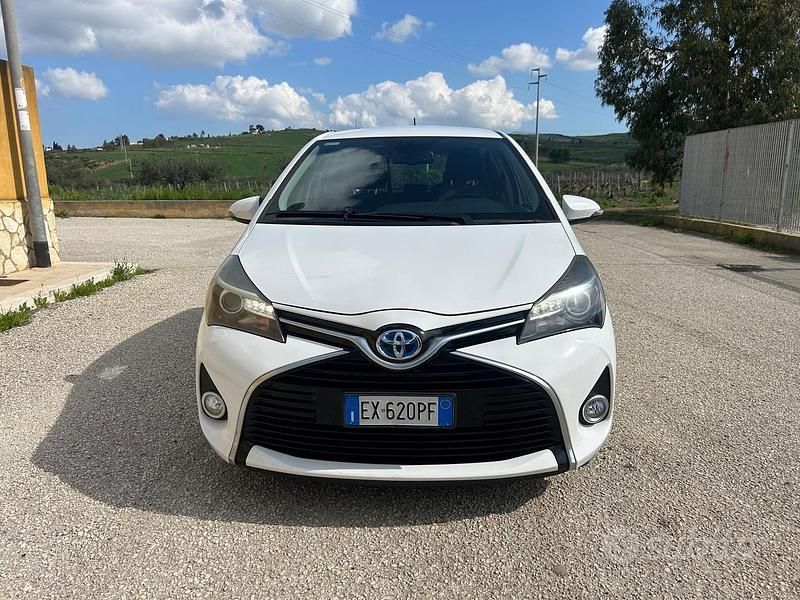 Usata Toyota Yaris Hybrid Active 101 CV (74 kW) 2014 Bianco Berlina