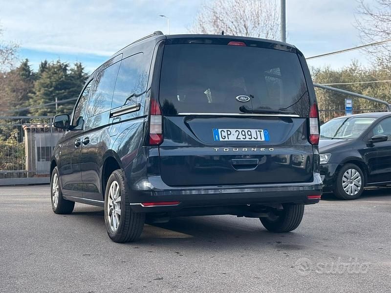 Begagnad Ford Tourneo Connect Titanium 122 HK (89 kW) 2023 Blå Minibuss