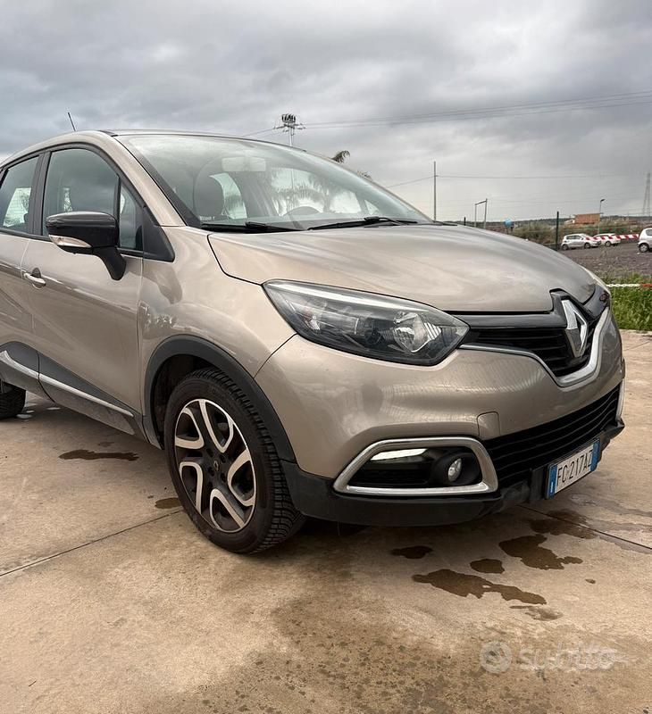 Usado Renault Captur Iconic 90 CV (66 kW) 2016 Marrón SUV