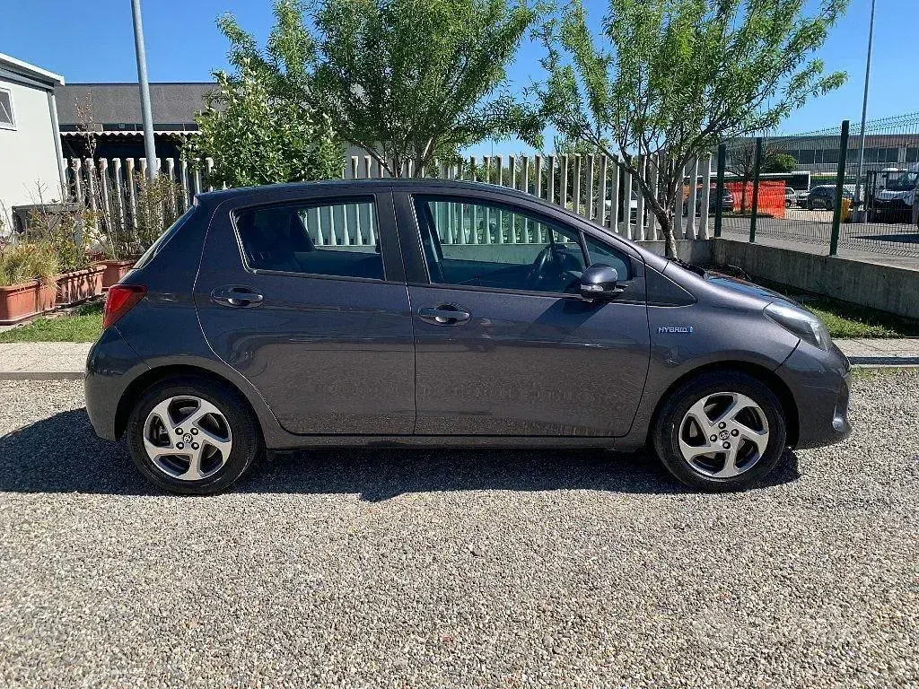 Usata Toyota Yaris Hybrid Active 75 CV (55 kW) 2015 Grigio scuro Berlina