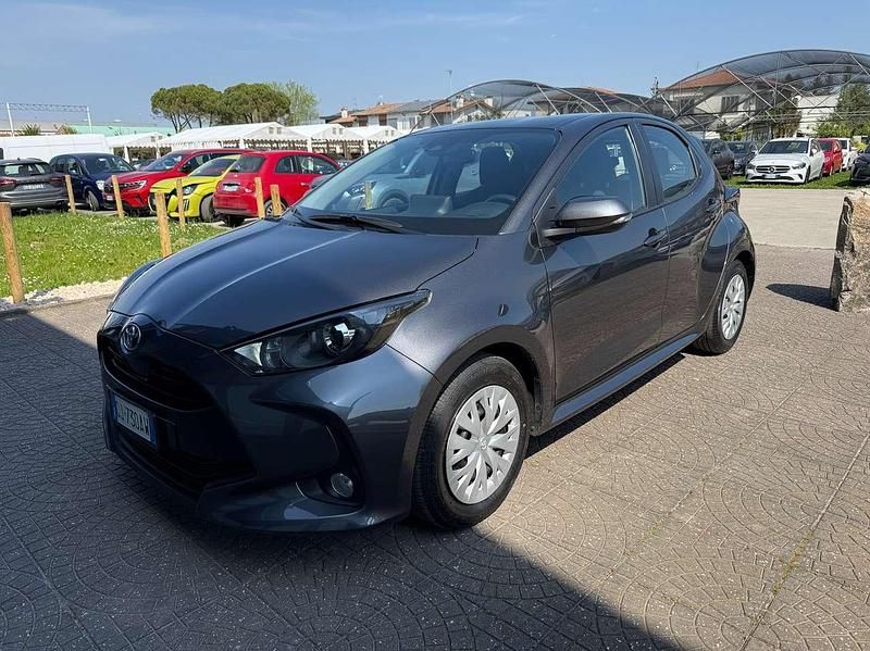 Usata Toyota Yaris Hybrid Active 92 CV (67 kW) 2022 Grigio Berlina