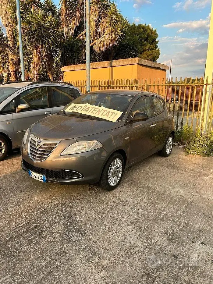 Usata Lancia Ypsilon Gold 69 CV (50 kW) 2014 Marrone Utilitaria