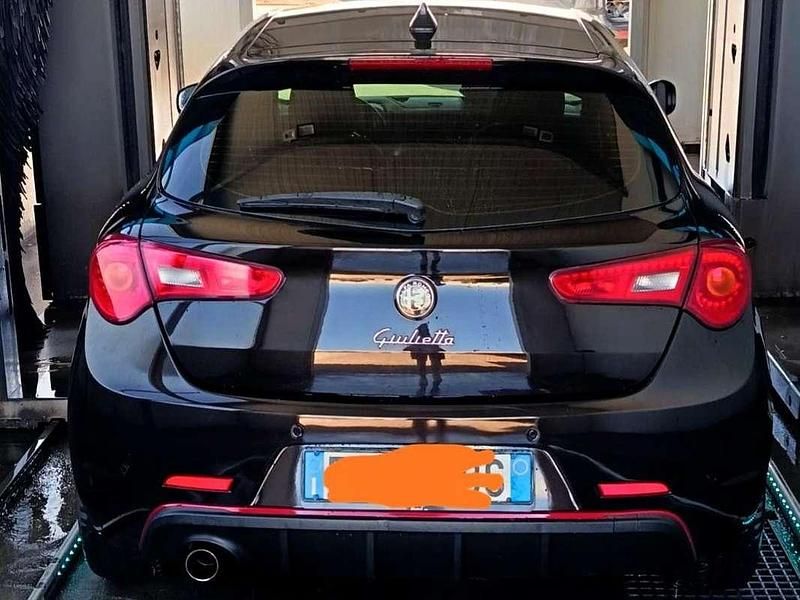 Nero Usata 2012 Alfa Romeo Giulietta Tre volumi | 7000 € (Cara) - Immagine 1/4