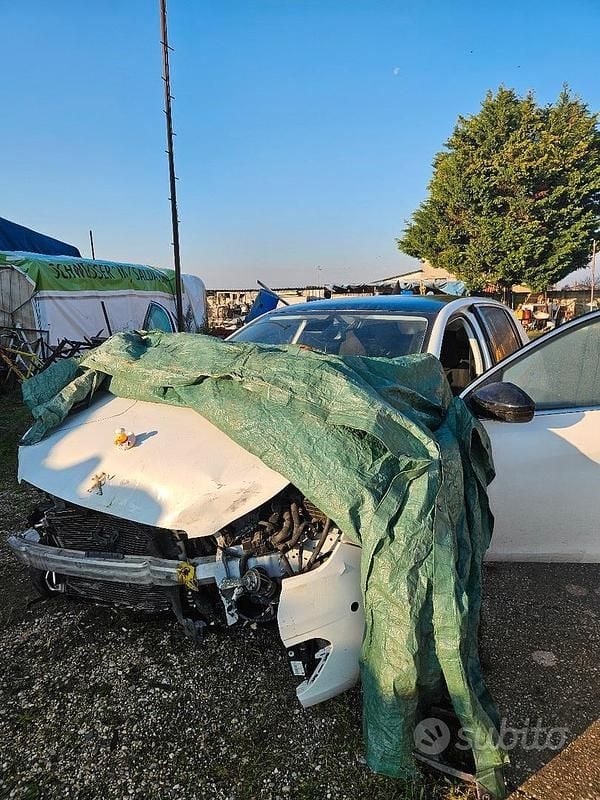 Bianco Usata 2016 Peugeot 308 Tre volumi | 6000 € (Super prezzo) - Immagine 1/3