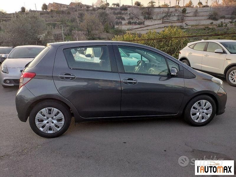 Usata Toyota Yaris Lounge 89 CV (65 kW) 2013 Grigio Utilitaria