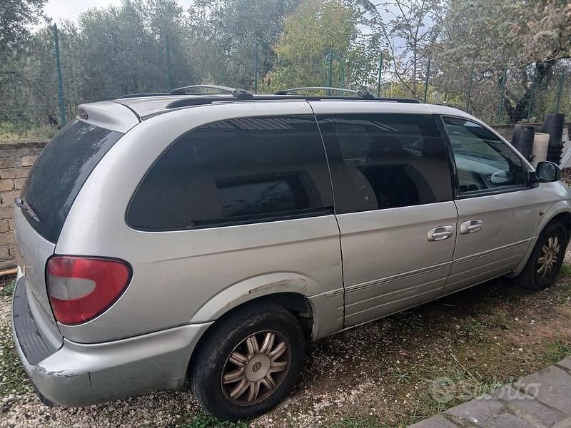 Usata Chrysler Voyager 116 CV (85 kW) 2006 Grigio Monovolume