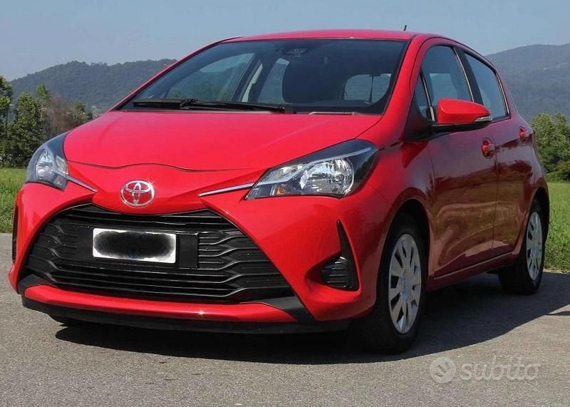 Usata Toyota Yaris Cool 72 CV (52 kW) 2019 Rosso Berlina