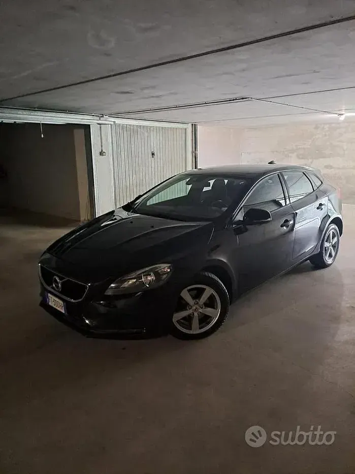 Usata Volvo V40 120 CV (88 kW) 2018 Nero Berlina