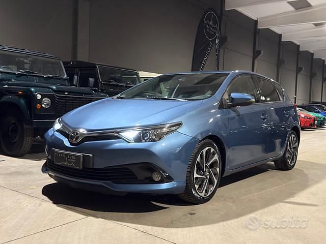 Blu metallizzato Usata 2015 Toyota Auris Active Tre volumi | 9800 € (Cara) - Immagine 1/4