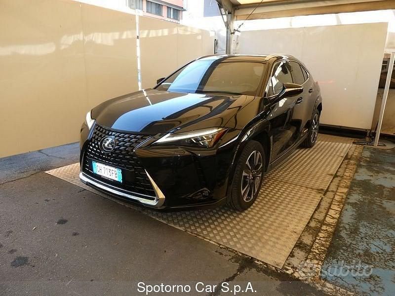 Usata Lexus UX Luxury Line 184 CV (135 kW) 2021 Nero SUV