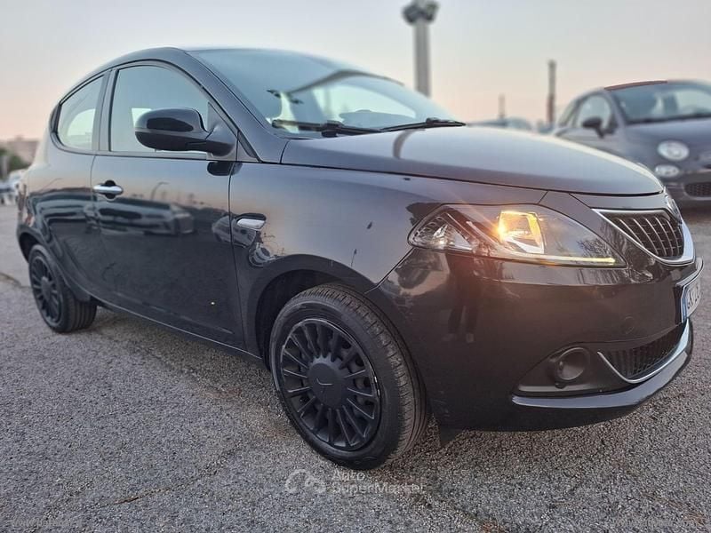 Usata Lancia Ypsilon Silver 69 CV (50 kW) 2022 Nero Utilitaria