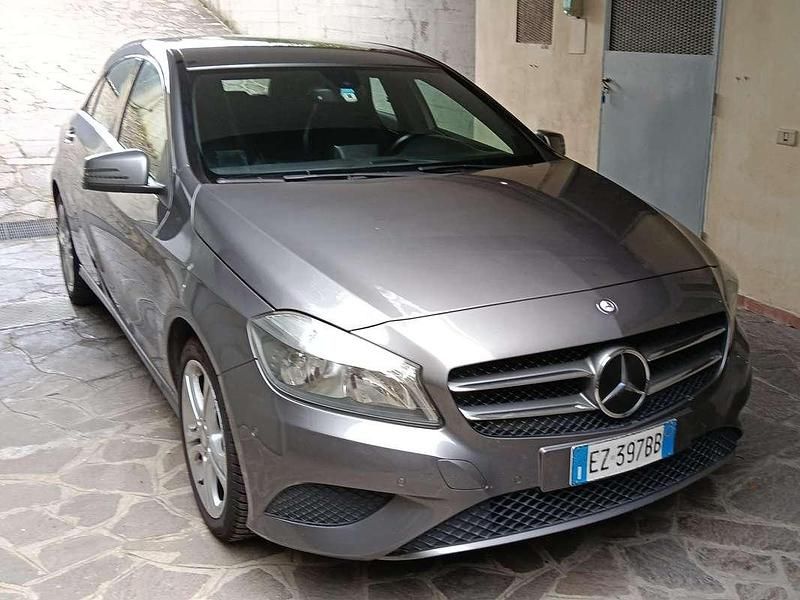Usata Mercedes A180 109 CV (80 kW) 2014 Grigio Berlina