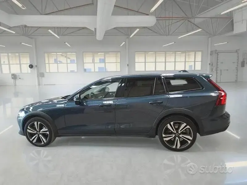Usata Volvo V60 CC Business Edition 250 CV (183 kW) 2021 Blu/azzurro Station wagon