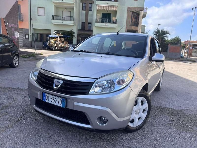 Grigio Usata 2009 Dacia Sandero Lauréate Due volumi | 2500 € (Super prezzo) - Immagine 1/4