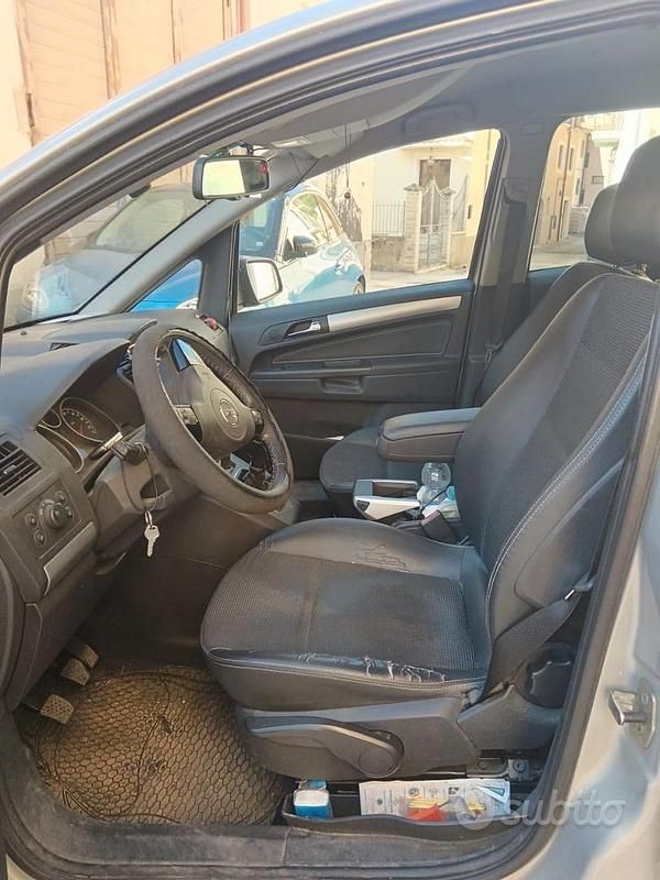 Usata Opel Zafira 2009 Grigio Monovolume