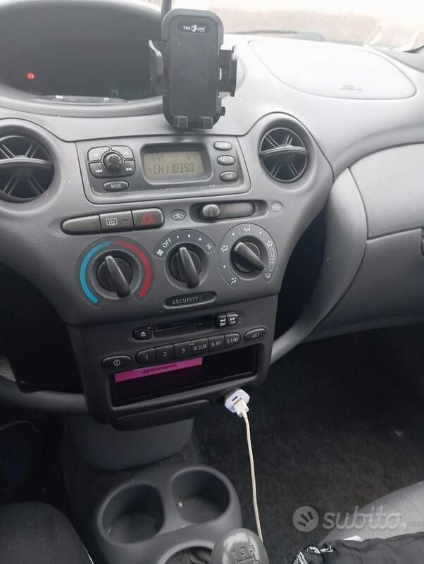 Usata Toyota Yaris 68 CV (50 kW) 2000 Grigio Utilitaria