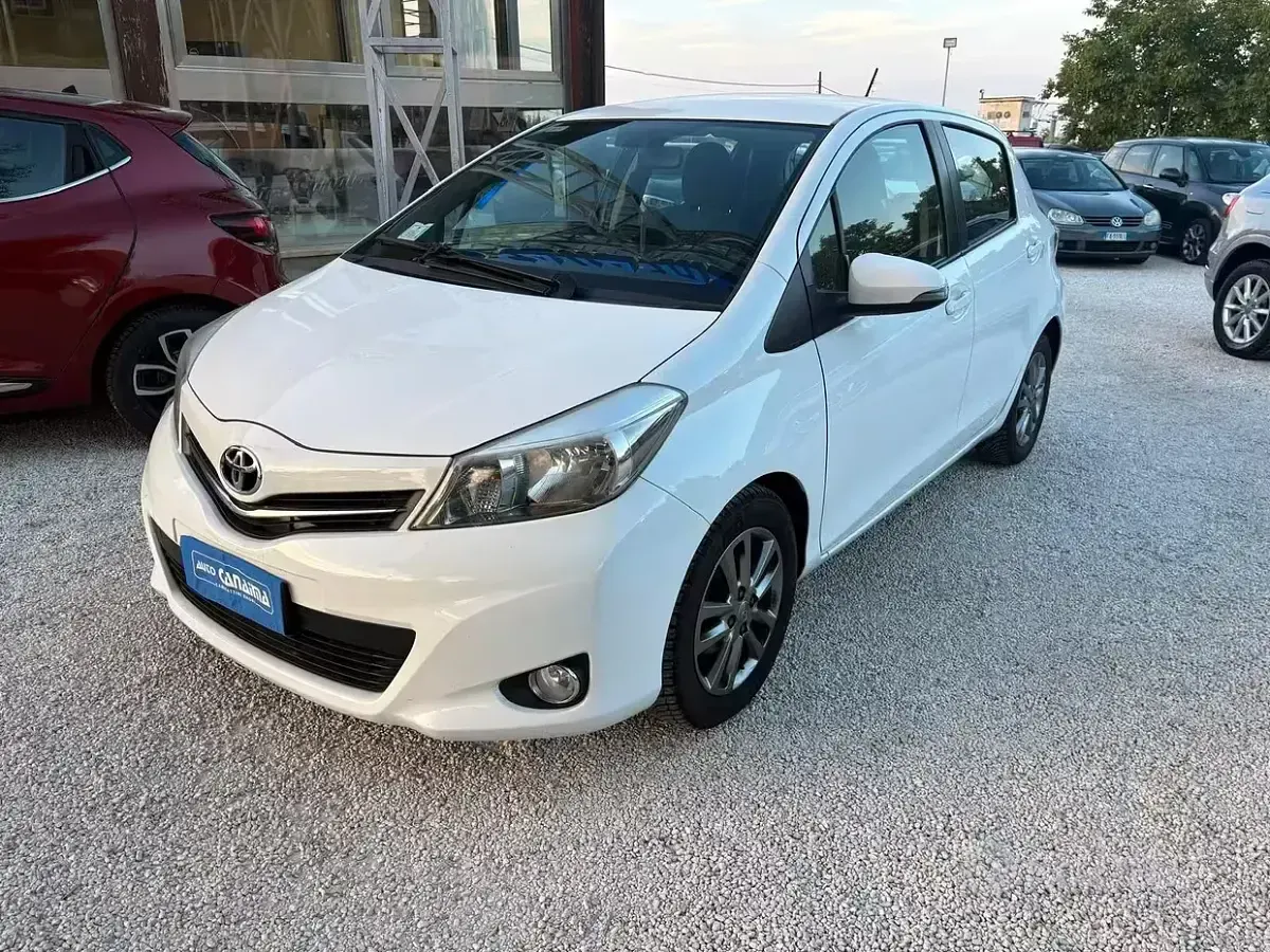 Usata Toyota Yaris Lounge 90 CV (66 kW) 2014 Bianco Utilitaria