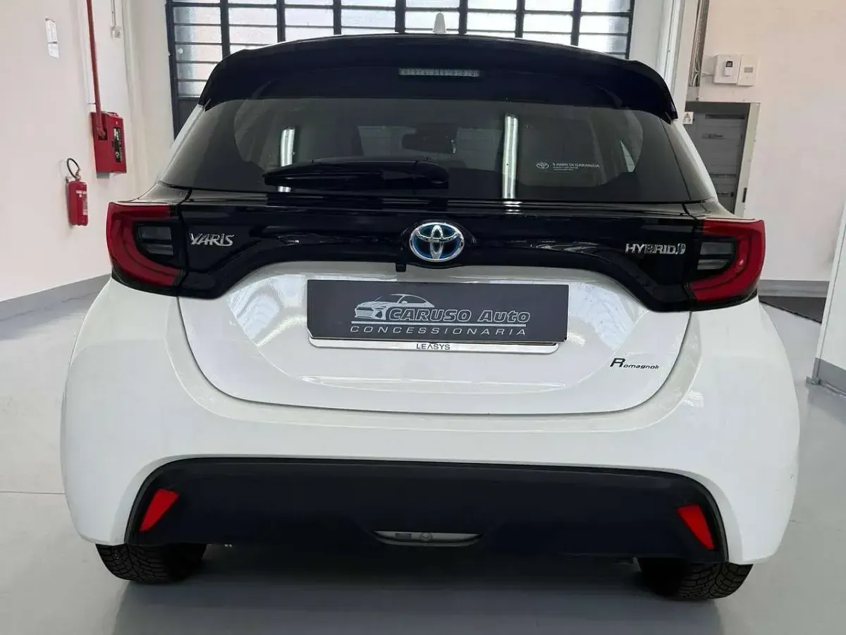 Second-hand Toyota Yaris Hybrid Trend 92 CP (67 kW) 2022 Alb Hatchback