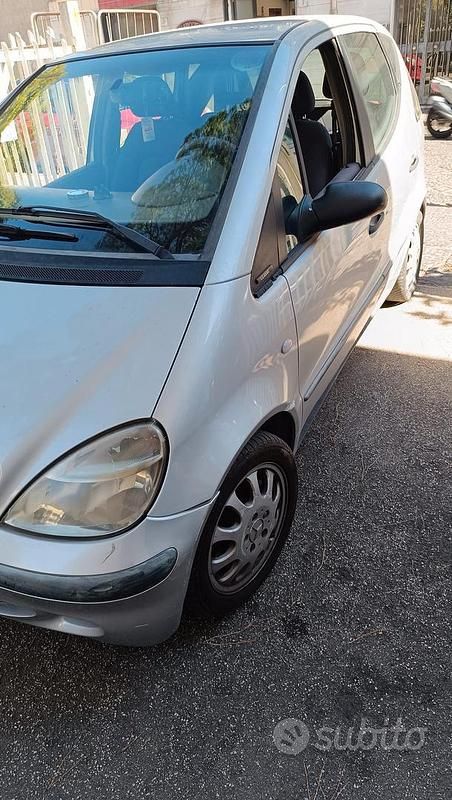 Grigio Usata 2001 Mercedes A140 Tre volumi | 700 € (Super prezzo) - Immagine 1/4