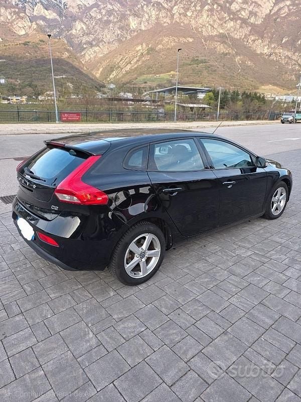 Gebraucht Volvo V40 120 PS (88 kW) 2015 Schwarz Limousine