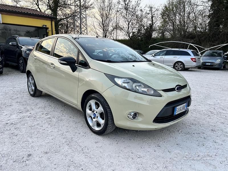 Usata Ford Fiesta 92 CV (67 kW) 2010 Nero Utilitaria