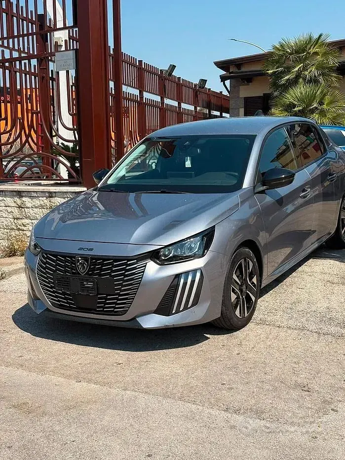 Usata Peugeot 208 Allure 101 CV (74 kW) 2025 Grigio Utilitaria