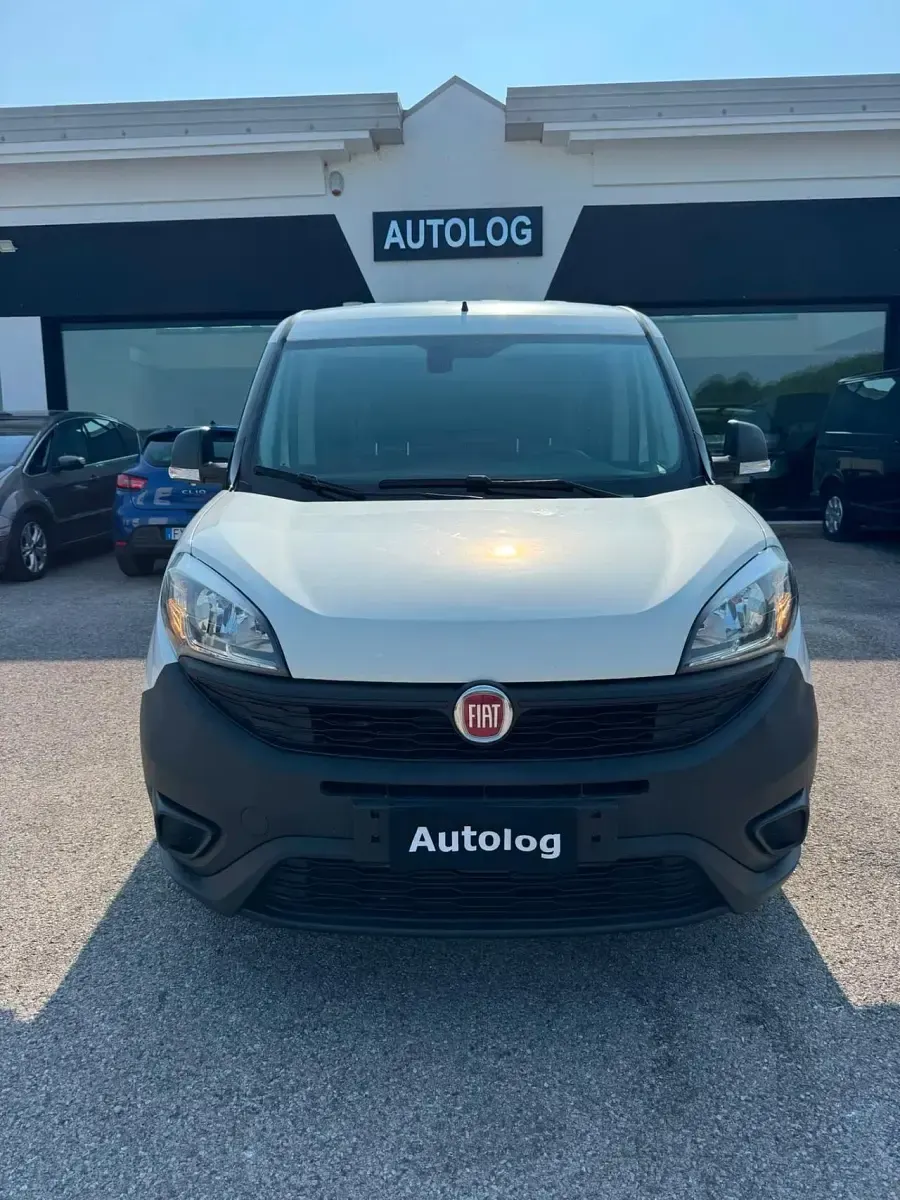 Usata Fiat Doblò Lounge 120 CV (88 kW) 2021 Bianco Monovolume