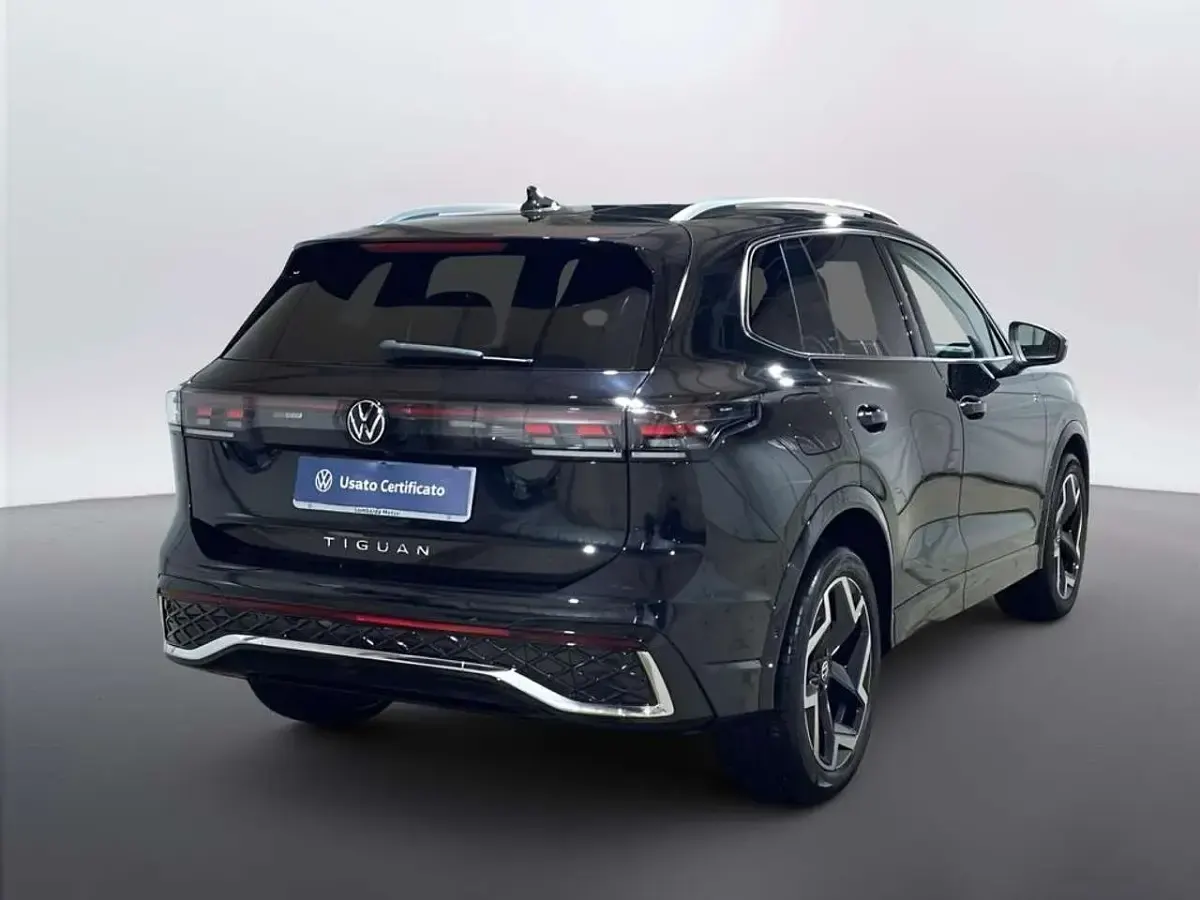 Usata VW Tiguan R-line 150 CV (110 kW) 2024 Deep black perlato SUV