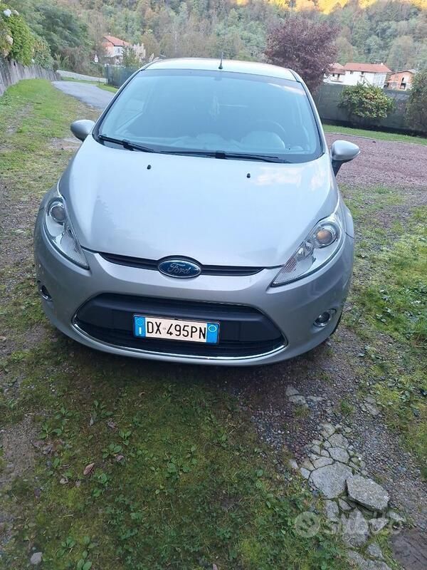 Grigio Usata 2009 Ford Fiesta Due volumi | 3500 € (Cara) - Immagine 1/4