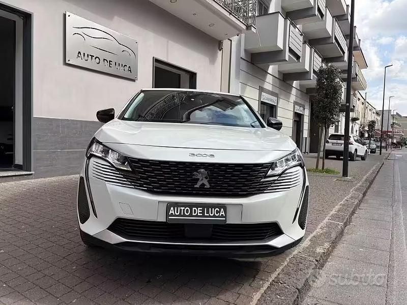 Usata Peugeot 3008 Allure 130 CV (95 kW) 2023 Bianco Monovolume