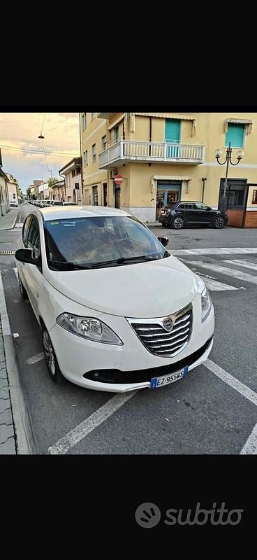 Bianco Usata 2015 Lancia Ypsilon Due volumi | 6750 € (Buon prezzo) - Immagine 1/4