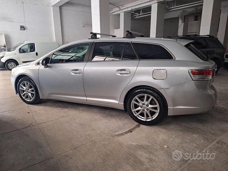 Usata Toyota Avensis Executive 126 CV (92 kW) 2010 Grigio Station wagon