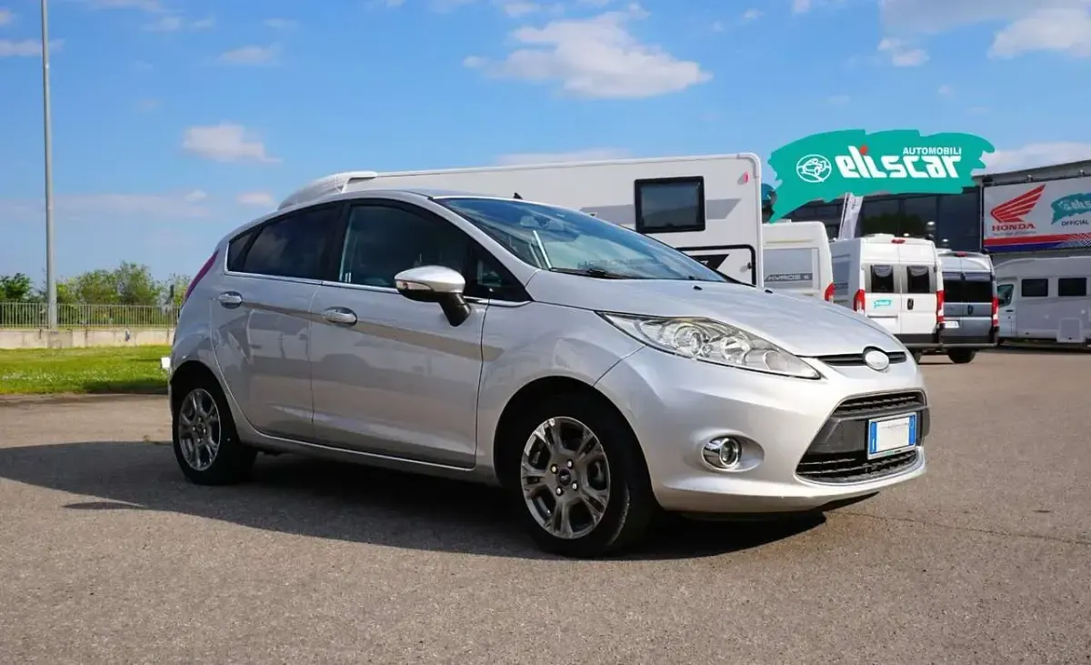 Usado Ford Fiesta 97 HP (71 kW) 2009 Cinzento Sedan