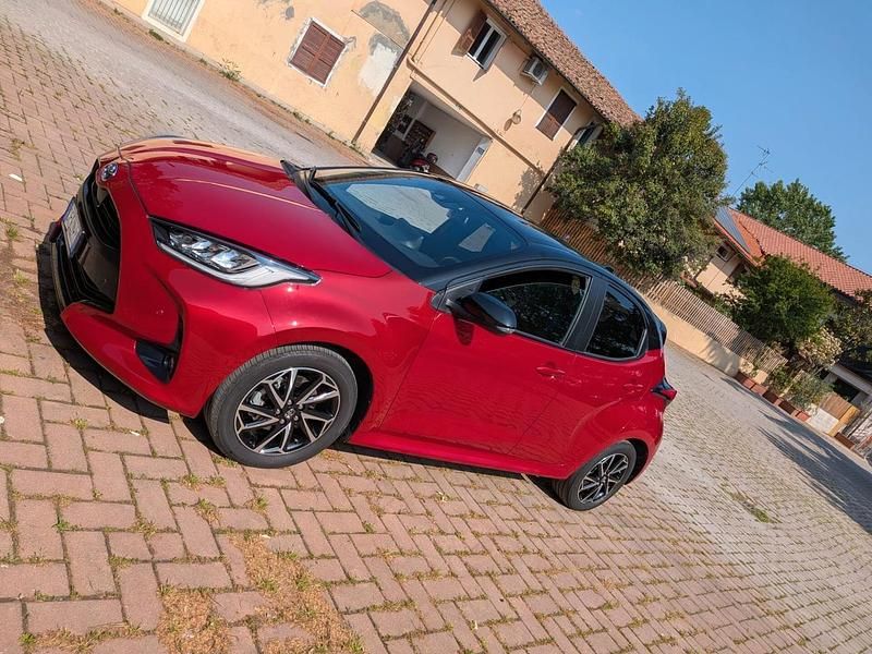 Usata Toyota Yaris Hybrid Lounge 92 CV (67 kW) 2023 Rosso Berlina