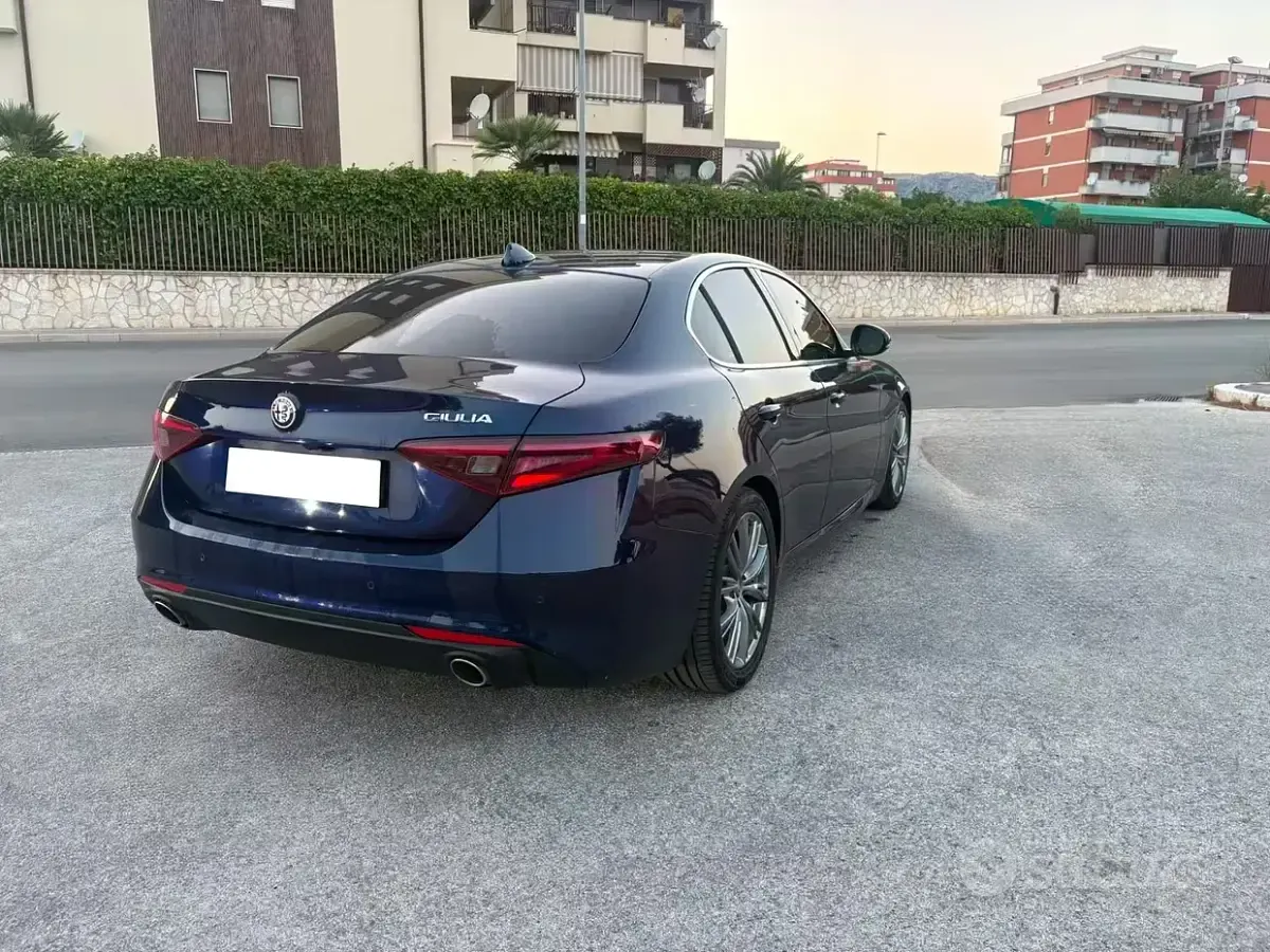 Usata Alfa Romeo Giulia 180 CV (132 kW) 2017 Bluazzurro Berlina