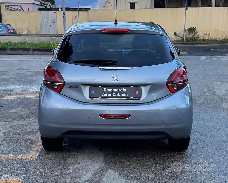 Usata Peugeot 208 Signature Sky 102 CV (75 kW) 2020 Grigio Utilitaria
