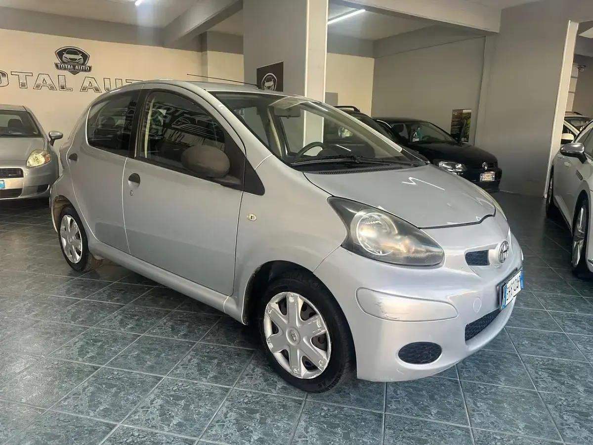 Usata Toyota Aygo Connect Style 68 CV (50 kW) 2011 Argento Utilitaria