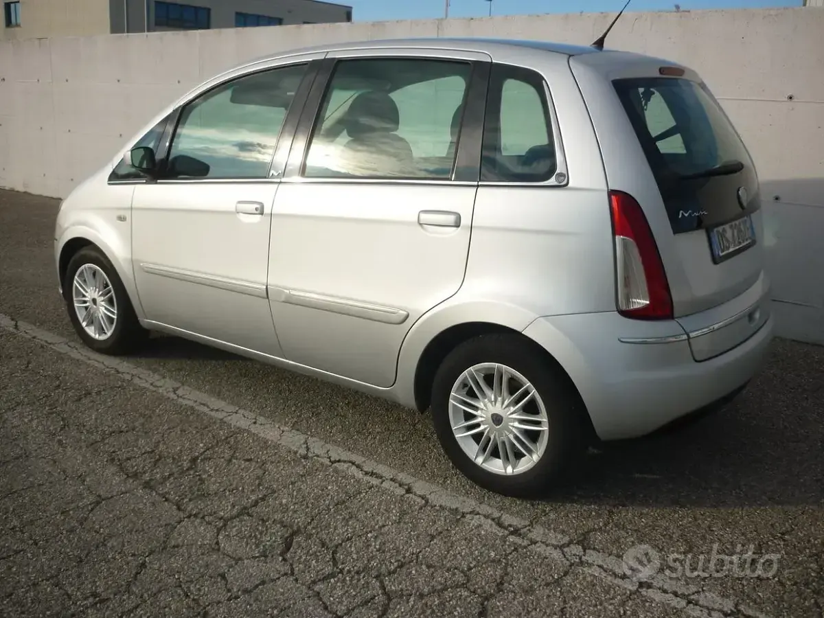 Usata Lancia Musa 95 CV (69 kW) 2009 Bianco Monovolume