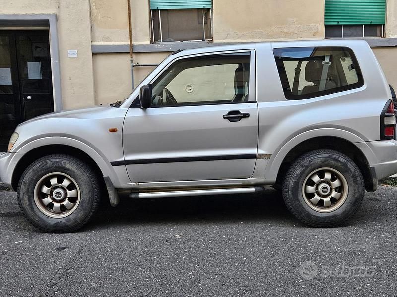Usata Mitsubishi Pajero 100 CV (73 kW) 2000 Grigio SUV