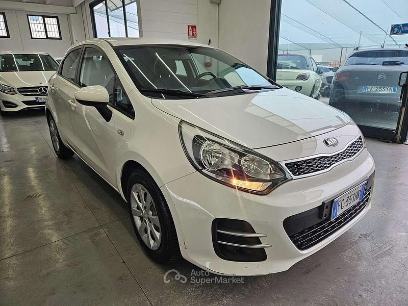 Usado Kia Rio Active 75 CV (55 kW) 2016 Blanco Berlina