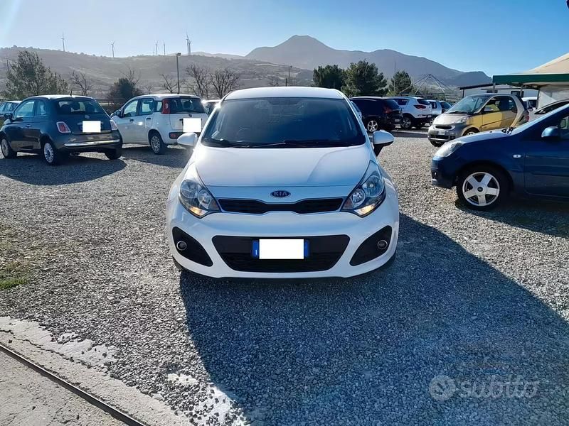 Usata Kia Rio 90 CV (66 kW) 2012 Bianco Berlina