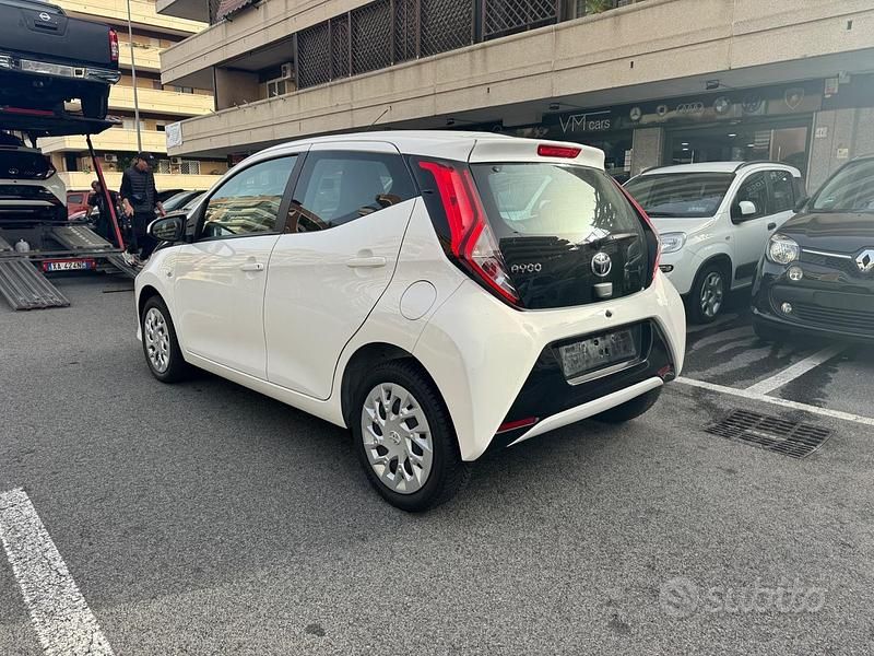 Usata Toyota Aygo Connect Style 72 CV (52 kW) 2021 Bianco Utilitaria