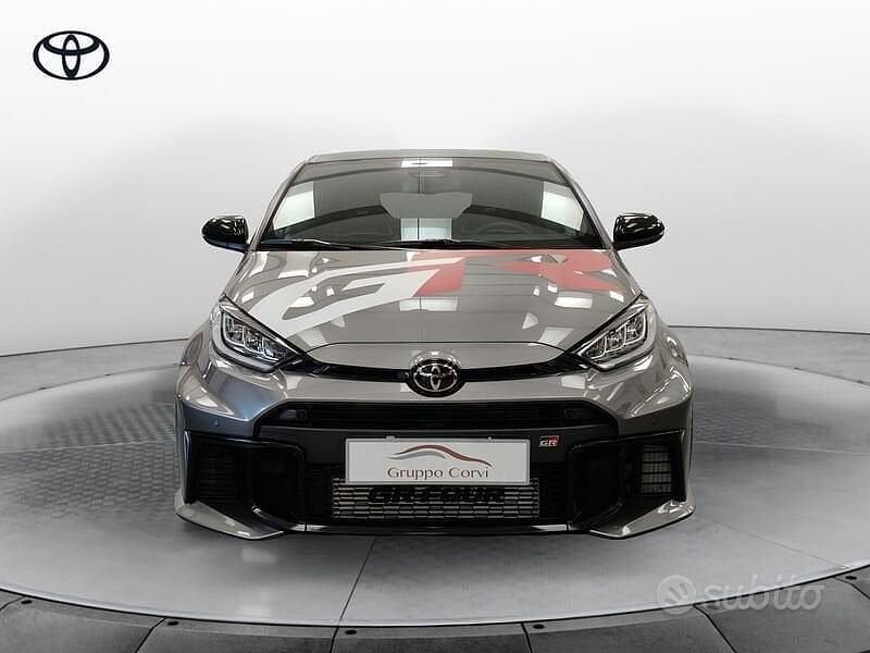 Usata Toyota Yaris 280 CV (205 kW) 2024 Argento Berlina