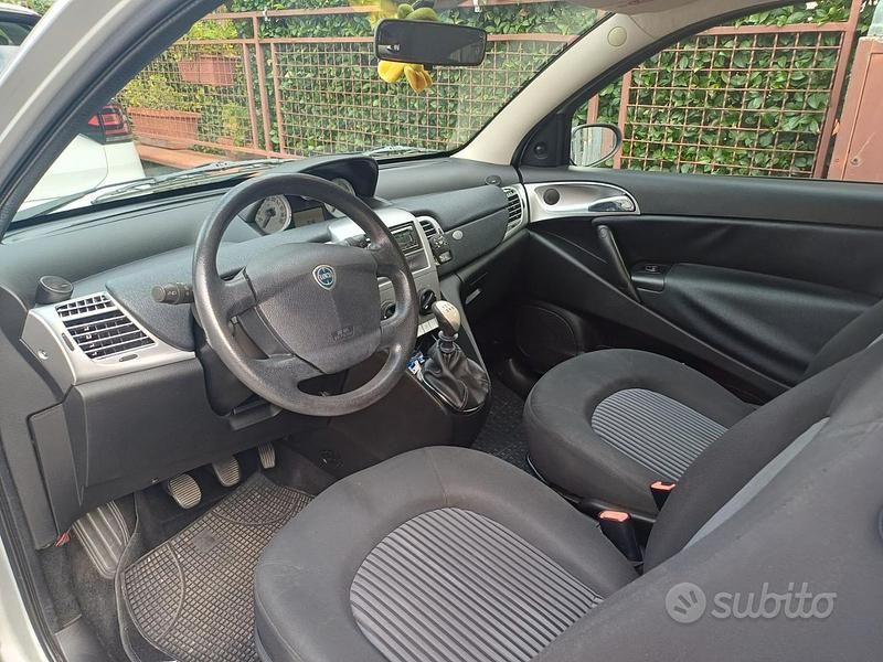 Usata Lancia Ypsilon 60 CV (44 kW) 2008 Argento Utilitaria