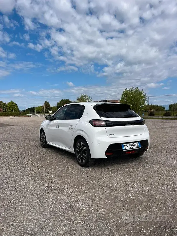 Usata Peugeot 208 Allure 101 CV (74 kW) 2024 Bianco Utilitaria