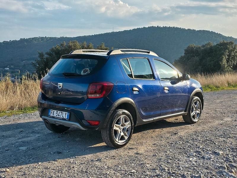 Usata Dacia Sandero Lauréate 90 CV (66 kW) 2017 Blu Berlina